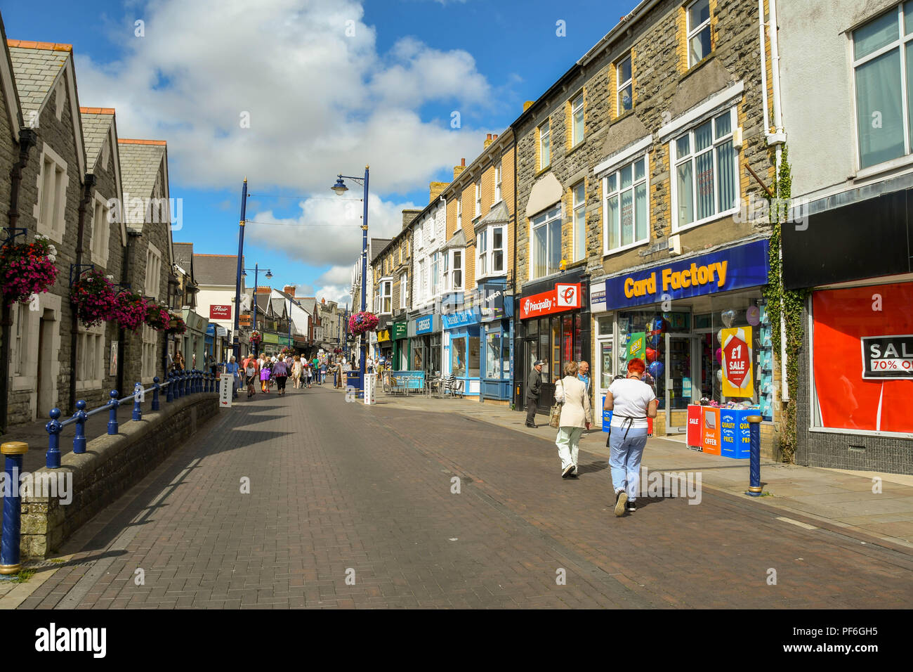 John Street in Porthcawl, Galles, che è la città alla principale strada dello shopping Foto Stock