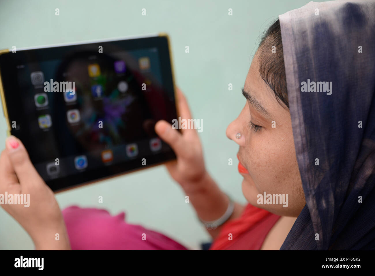 Le donne indiane con tavoletta digitale in casa Foto Stock