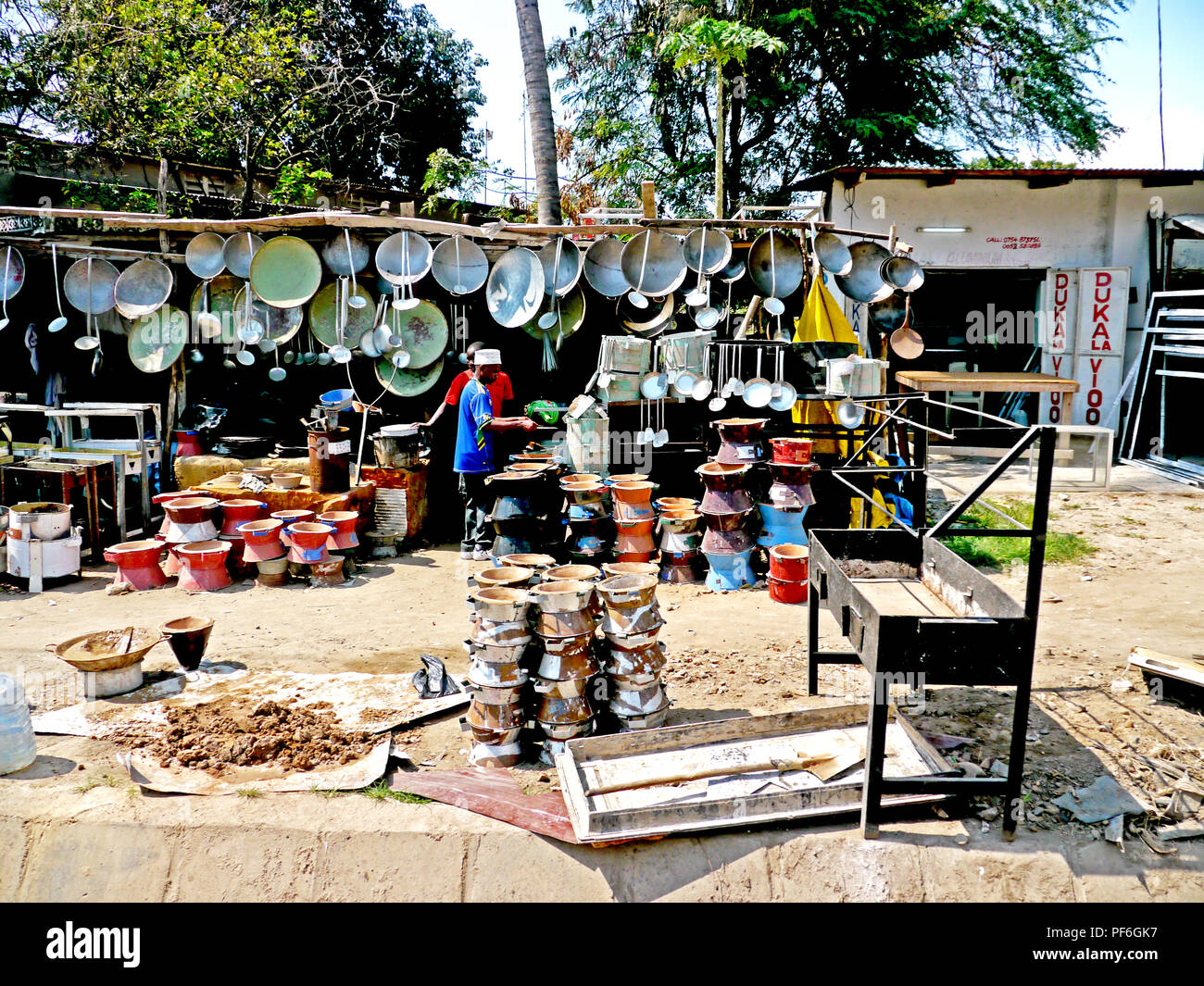 Un mercato di strada per pentole, padelle e attrezzature di cucina per strada a Dar es Salaam, Tanzania Africa Foto Stock