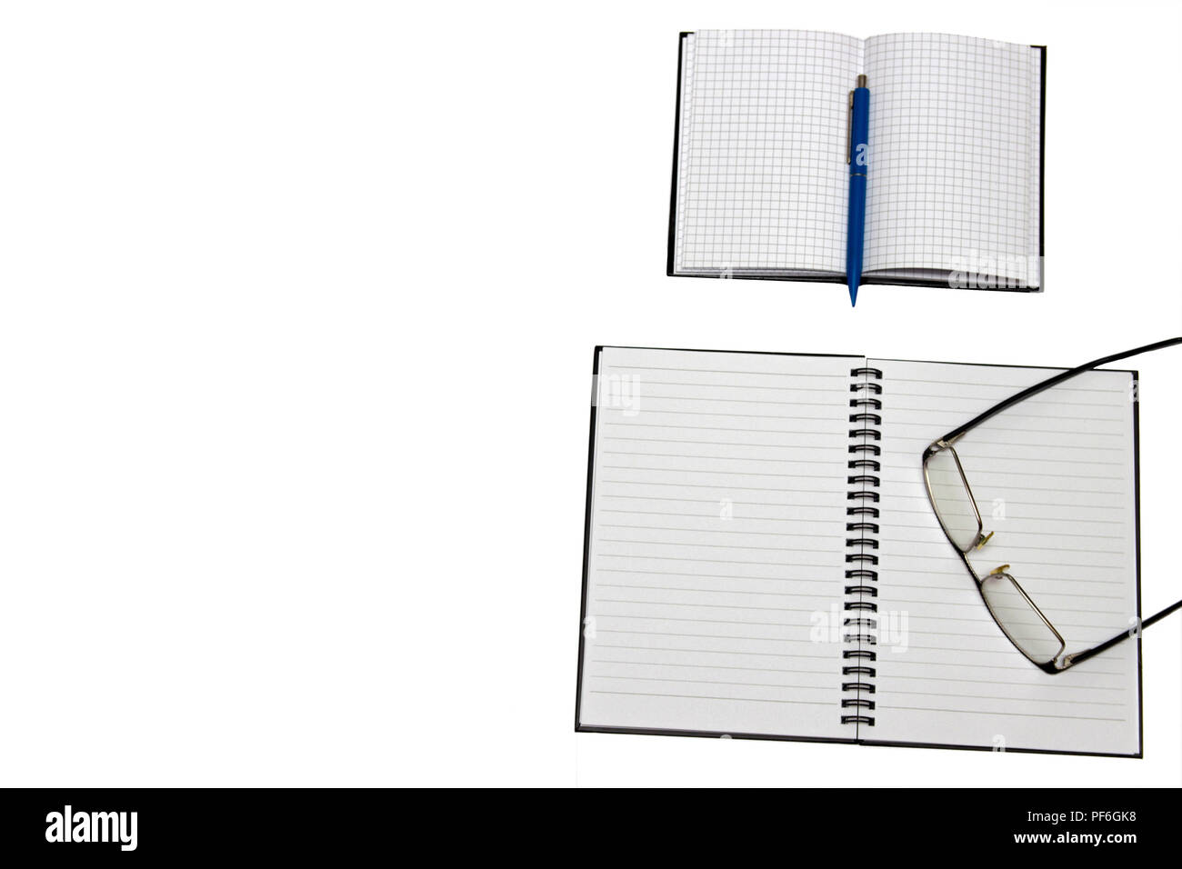 Forniture per ufficio e bicchieri. Vista da sopra. Isolato su sfondo bianco Foto Stock