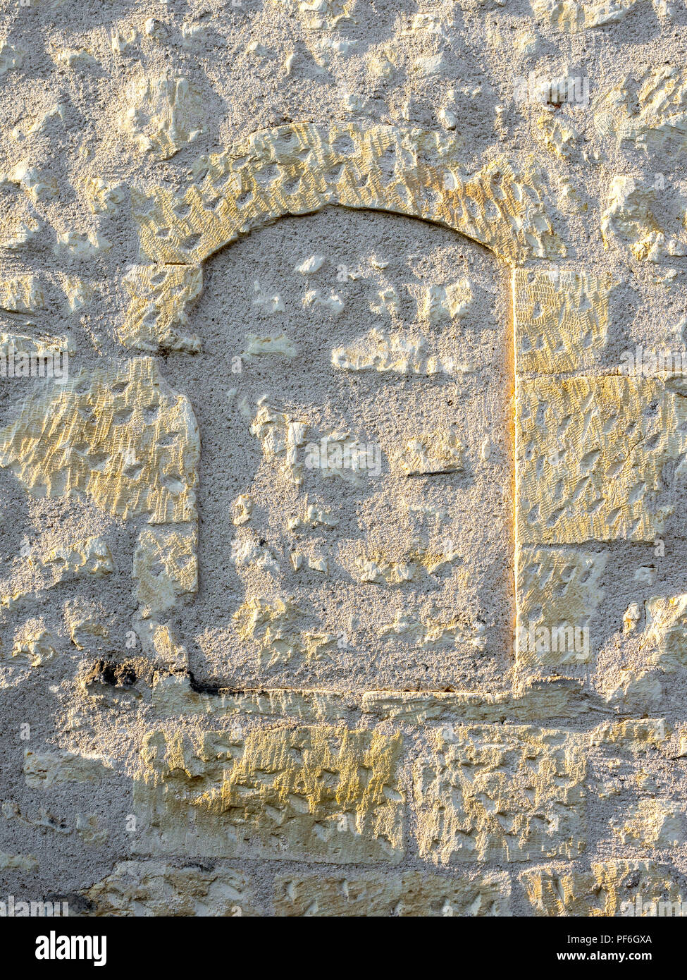 Vecchia finestra bloccato nel muro di pietra - Francia. Foto Stock