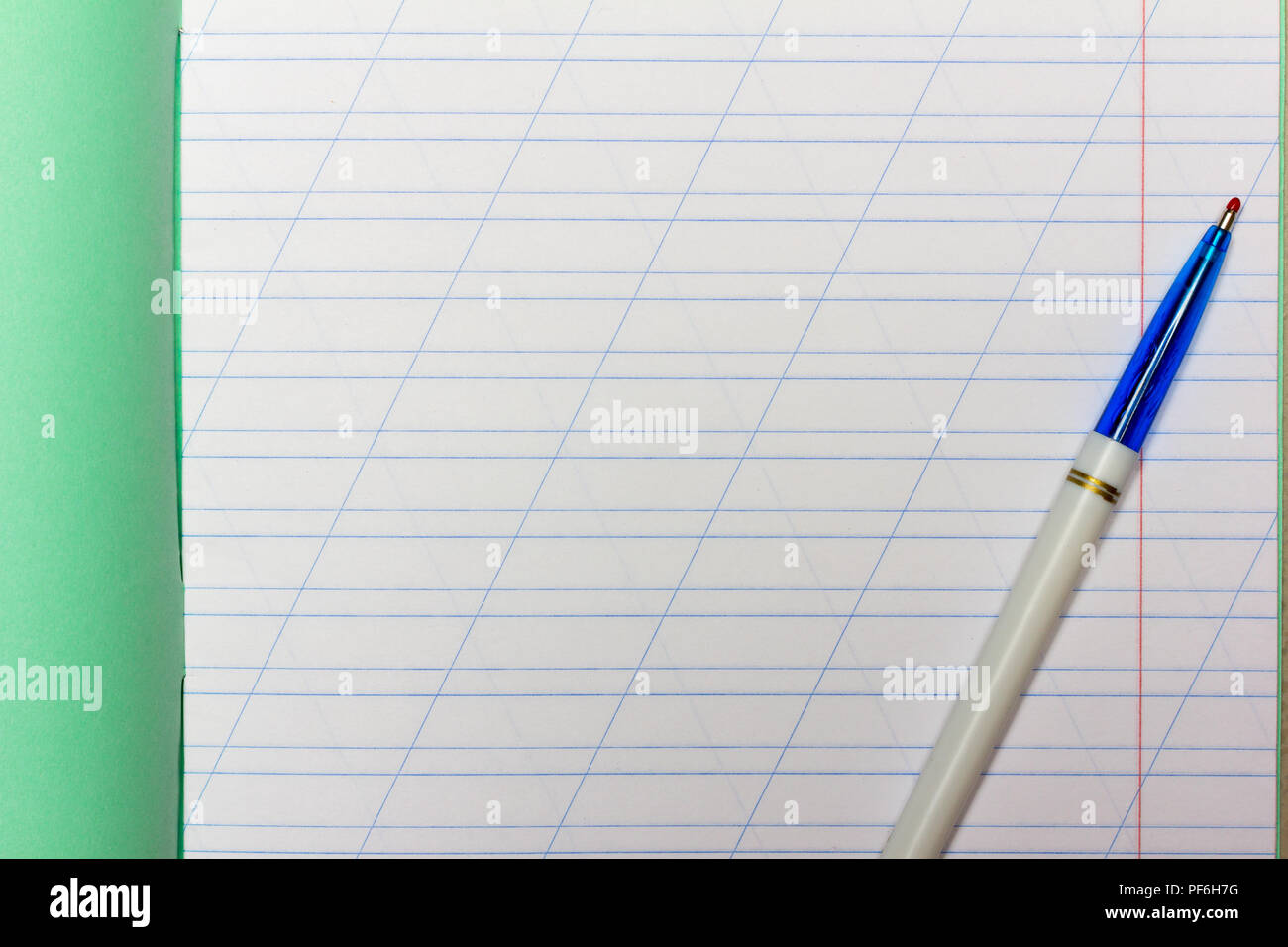 Scuola aperta notebook in una stretta linea con una barra per imparare l'ortografia mock up con spazio copia e penna a sfera, vista dall'alto Foto Stock