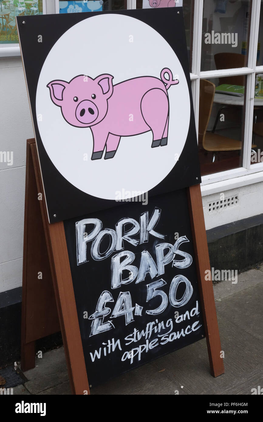 Sabato settimanale mercato con molte bancarelle è tenuto in Warwick Town Center, Warwickshire, Inghilterra Foto Stock