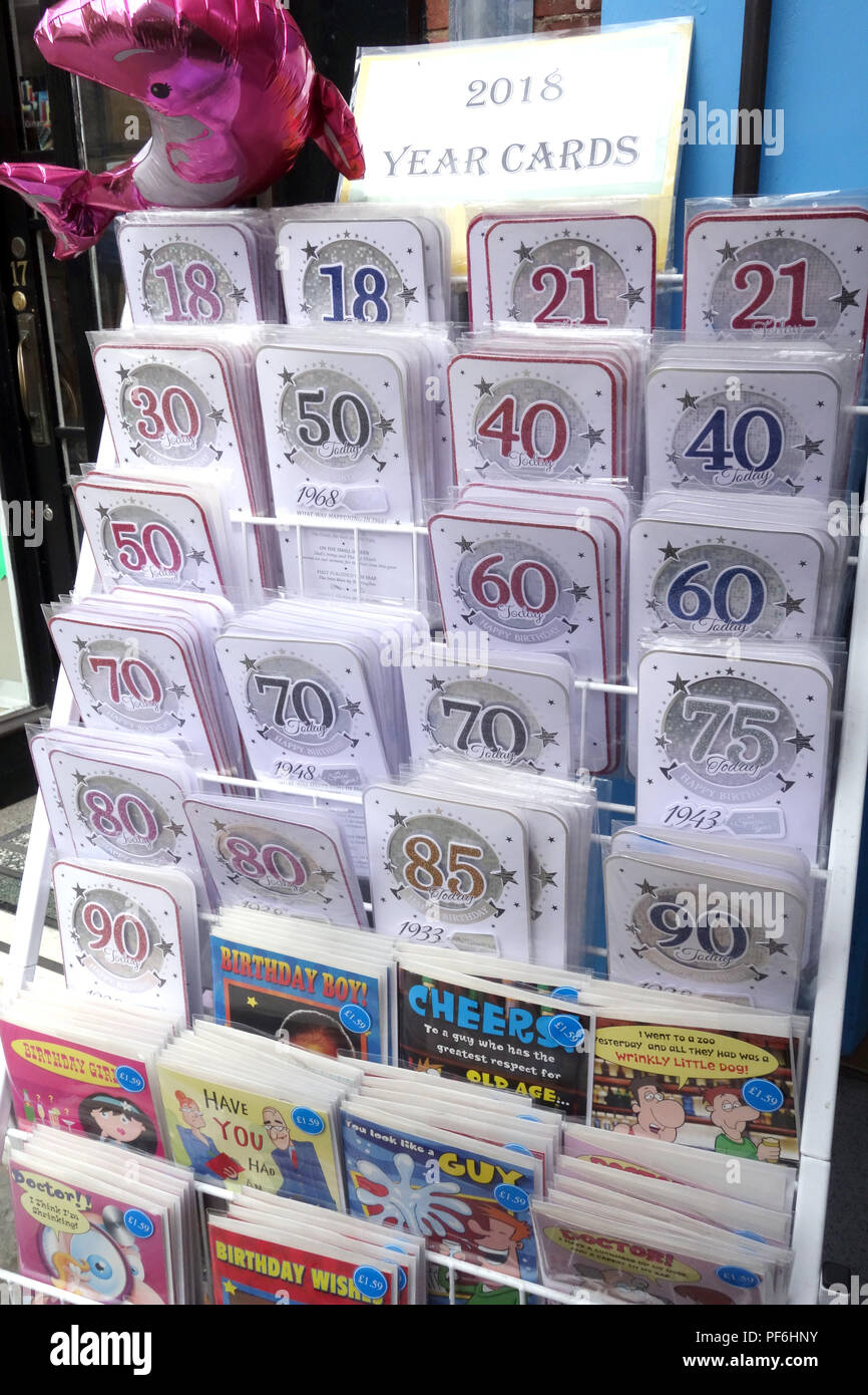 Età è solo un numero Cartoline di compleanno con diverse età in numeri sulla parte anteriore della carta. 18 a 90 cartoline di compleanno nel negozio display su una facciata di strada Foto Stock