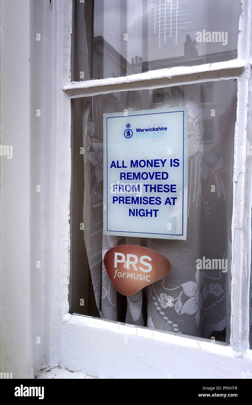 Tutto il denaro viene rimosso da queste premesse di notte segno nella finestra di ufficio Foto Stock