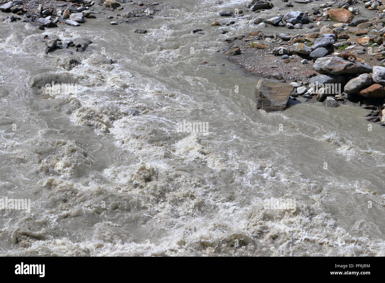 Gli spruzzi di acque di un fiume di montagna. Torrente di montagna in Alto Adige, Austria. Rilassante ma potente di sfondo. Foto Stock