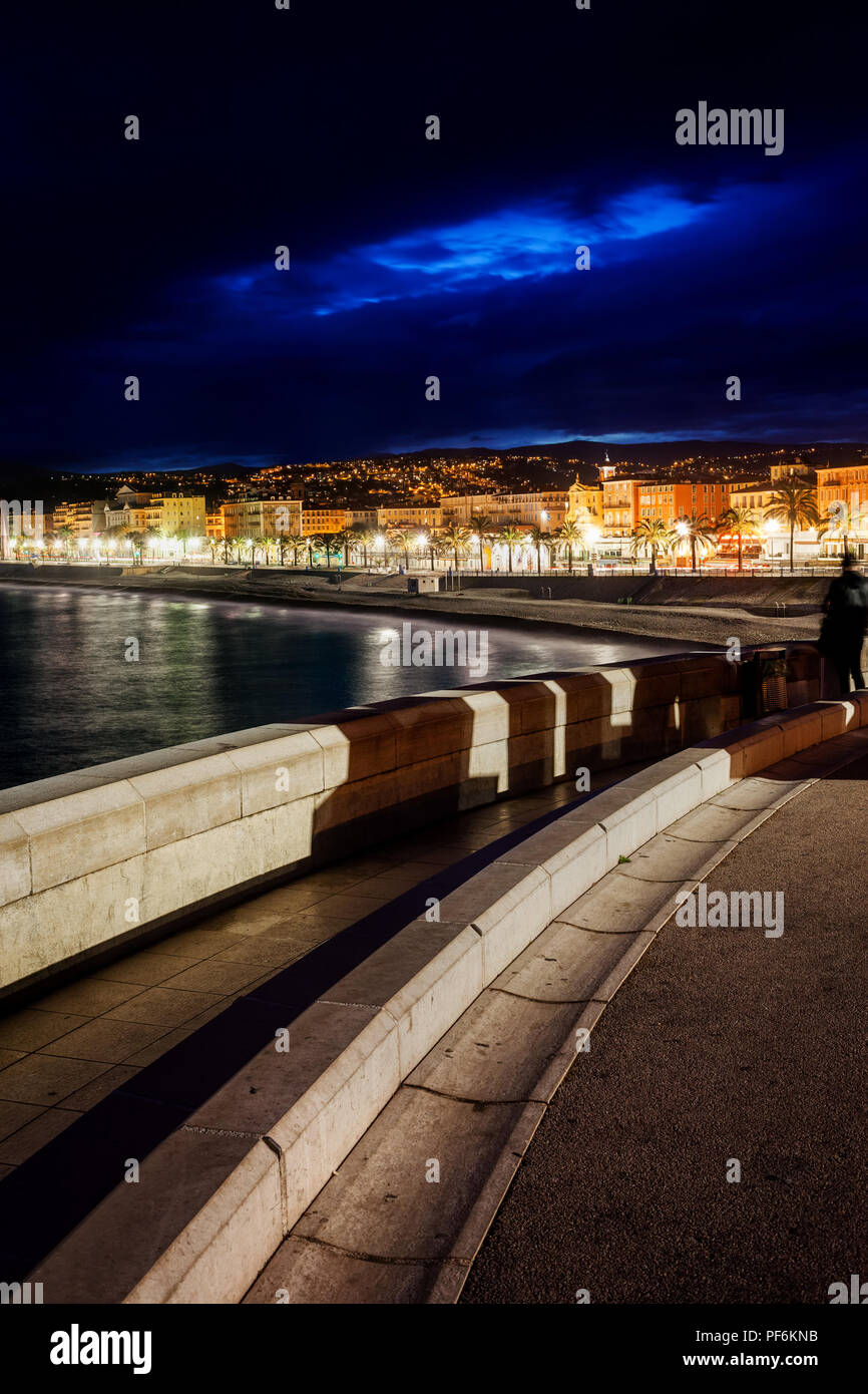 Skyline della città di Nizza in Francia dal lungomare di notte Foto Stock