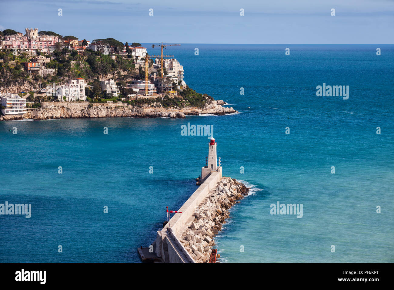 Città di Nizza in Francia, il Molo sul Mare Mediterraneo con Phare de Nice faro sulla Riviera Francese, vista dall'alto. Foto Stock