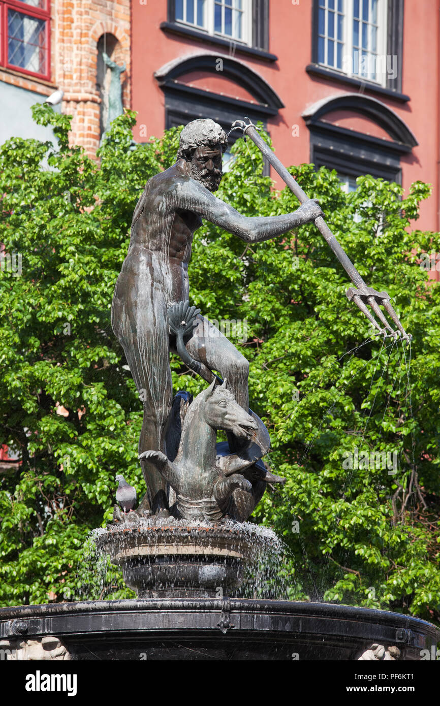 Fontana di Nettuno, statua in bronzo del dio romano del mare contro albero verde nel centro storico della città di Danzica in Polonia Foto Stock