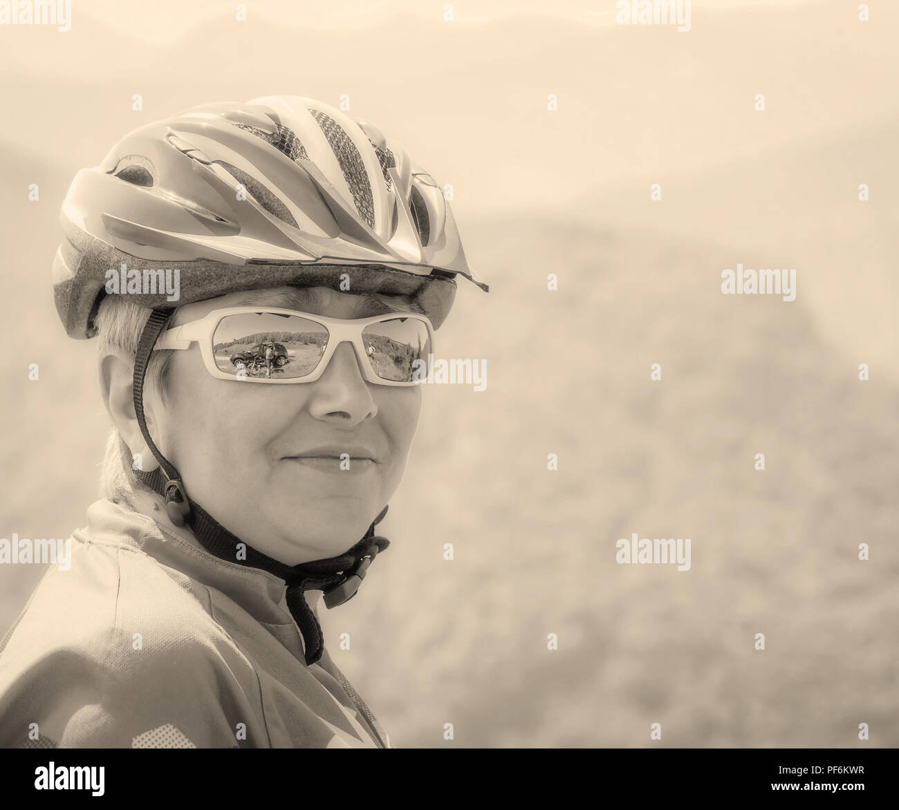 Giovani donne in bicicletta sulle montagne rumeno, Romania Foto Stock