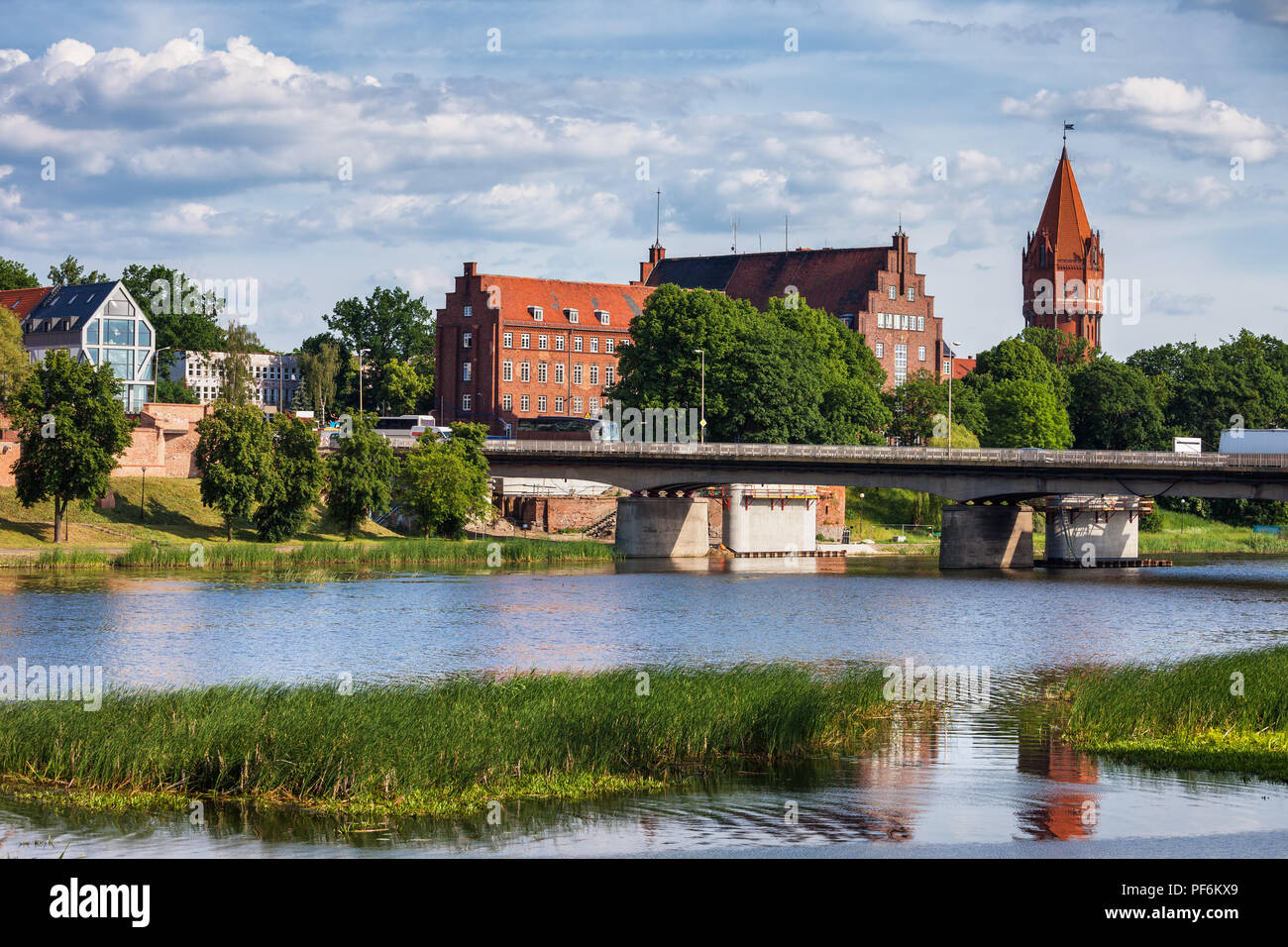 La città di Malbork in Polonia settentrionale, condomini, blocco di appartamenti dal fiume di Nogat Foto Stock