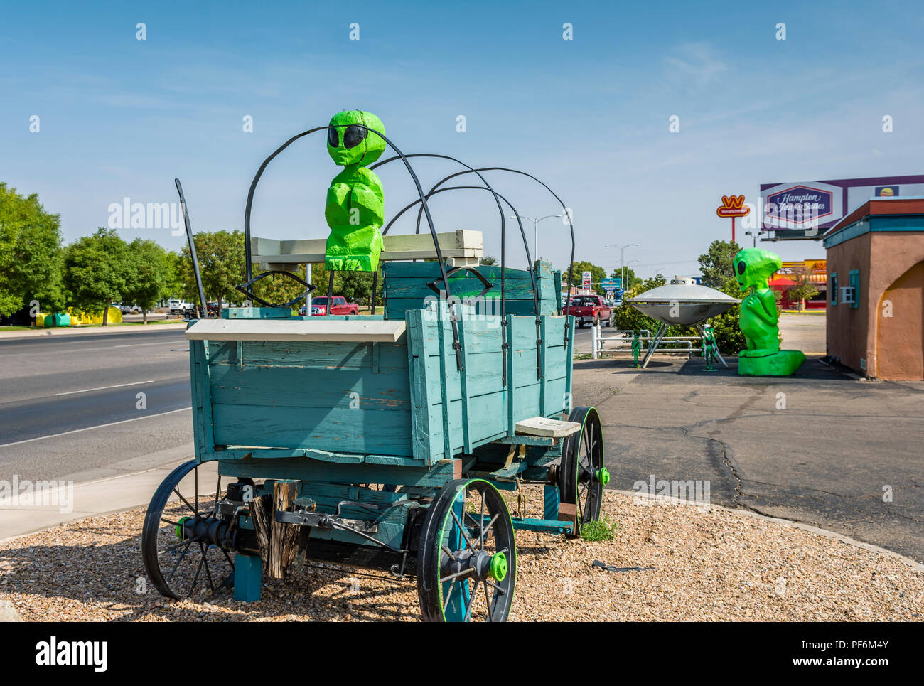 Roswell New Mexico, Alien seduto in un vecchio west carro coperto e street vista scena. Foto Stock