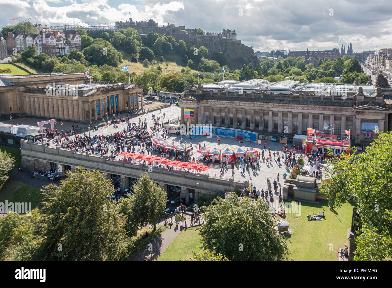 Il tumulo, Edimburgo, con la Scottish National Gallery e Royal Scottish Academy durante la Edinburgh Fringe Festival Foto Stock