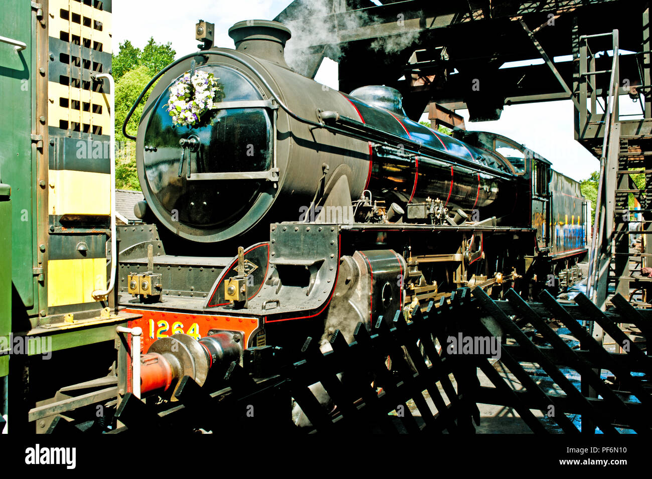 LNER B1 classe n. 1264 sulla fase di rivestimento a Grosmont shed, North Yorkshire Moors Railway, Inghilterra Foto Stock