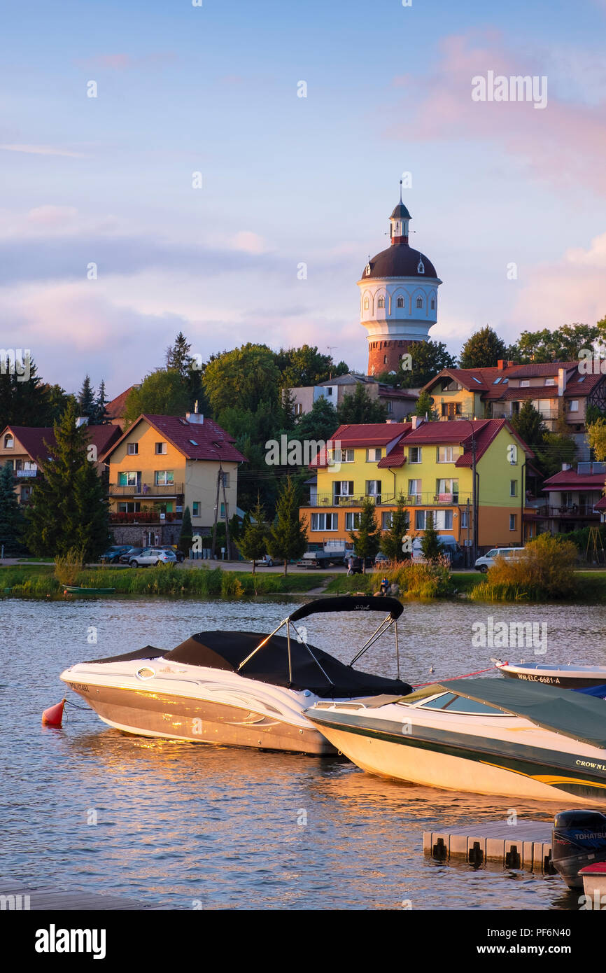 Elk, la Masuria regione / Polonia - 2018/08/15: vista panoramica della città di Elk con uno storico di acqua-torre presso il lago Elckie Foto Stock