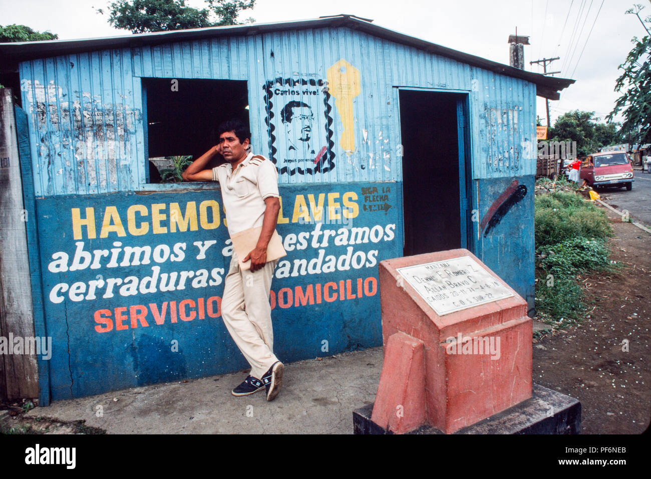 Managua, Nicaragua, luglio 1981; un monumento a un FSLN narional eroe al di fuori di un negozio sul luogo dove è stato ucciso in strada a lottare per rovesciare Somoza nel 1979. Foto Stock