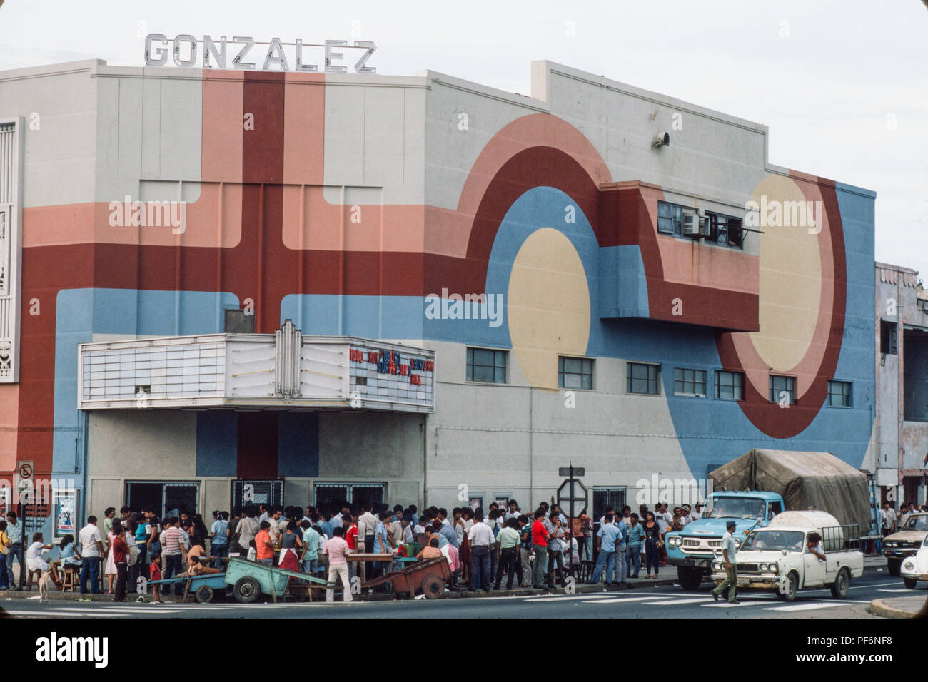 Managua, Nicaragua, giugno 1986; persone coda per vedere il film dei Beatles "una dura giornata di Notte' al cinema nel centro di Managua. Foto Stock