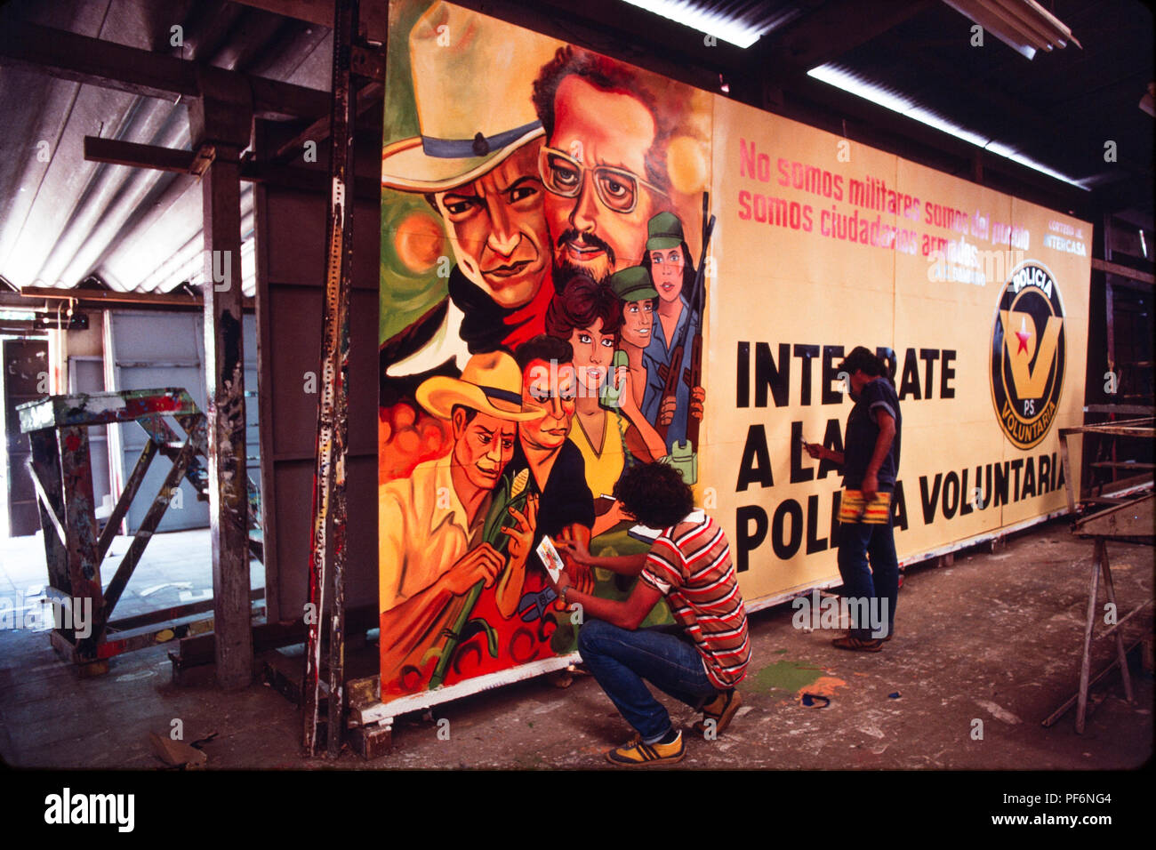 Managua, Nicaragua, giugno 1981; segno pittori creando un grande murale in Mercado Roberto Huembes mercato invitando le persone ad unirsi al volontario di forza di polizia Foto Stock