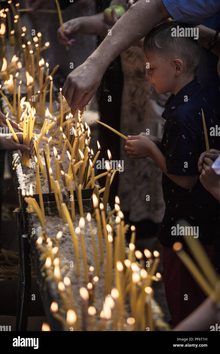 Grabarka, Podlaskie, Polonia. 19 Ago, 2018. Un bambino brucia una candela vicino a una chiesa durante la santa festa della Trasfigurazione sul monte di Grabarka, Polonia. Credito: Celestino Arce Lavin/ZUMA filo/Alamy Live News Foto Stock