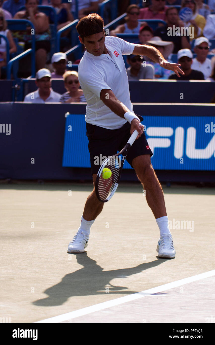 Mason, Ohio, Stati Uniti d'America. Agosto 19, 2018: Roger Federer (SUI) colpisce la palla torna a Novak Djokovic (SRB) a sud occidentali in aperto Mason, Ohio, Stati Uniti d'America. Brent Clark/Alamy Live News Foto Stock