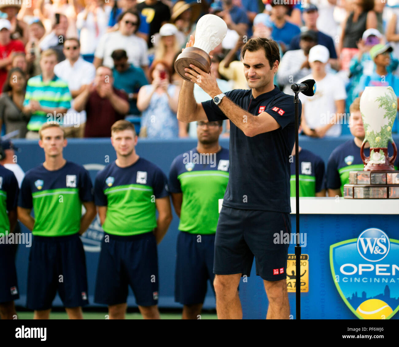 Mason, Ohio, Stati Uniti d'America. Agosto 19, 2018: Roger Federer (SUI) durante la cerimonia di premiazione presso il Western Southern aperto in Mason, Ohio, Stati Uniti d'America. Brent Clark/Alamy Live News Foto Stock