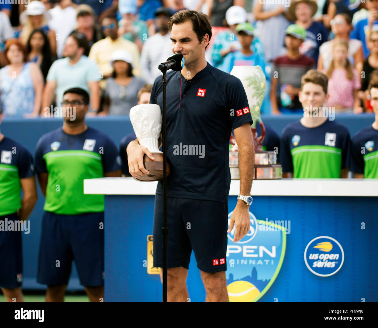 Mason, Ohio, Stati Uniti d'America. Agosto 19, 2018: Roger Federer (SUI) durante la cerimonia di premiazione presso il Western Southern aperto in Mason, Ohio, Stati Uniti d'America. Brent Clark/Alamy Live News Foto Stock