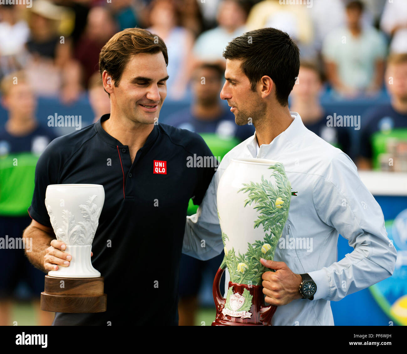 Mason, Ohio, Stati Uniti d'America. Agosto 19, 2018: Roger Federer (SUI) e Novak Djokovic (SRB) durante la cerimonia di premiazione presso il Western Southern aperto in Mason, Ohio, Stati Uniti d'America. Brent Clark/Alamy Live News Foto Stock