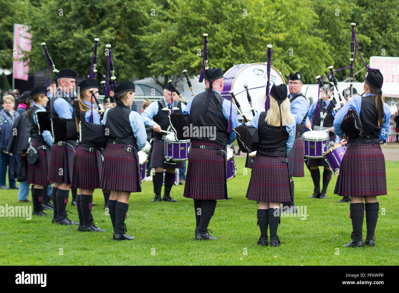 Verde di Glasgow, Scotland, Regno Unito. 18 Agosto 2018.Circa 8000 pifferi e tamburini ha preso parte al campionato 2018 il venerdì e il sabato. La folla si sono riuniti per guardare le bande a giocare. Il mondo Pipe Band Championships come attualmente conosciamo di loro sono stati messi in scena dal 1947. 214 fascette della tubazione da 13 paesi erano in concorrenza il 17 e 18 agosto di quest'anno. La manifestazione ha accolto con favore i concorrenti provenienti da tutta la Scozia, Europa, Nord America, Australia e Nuova Zelanda. Malgorzata credito Larys / Alamy Live News Foto Stock