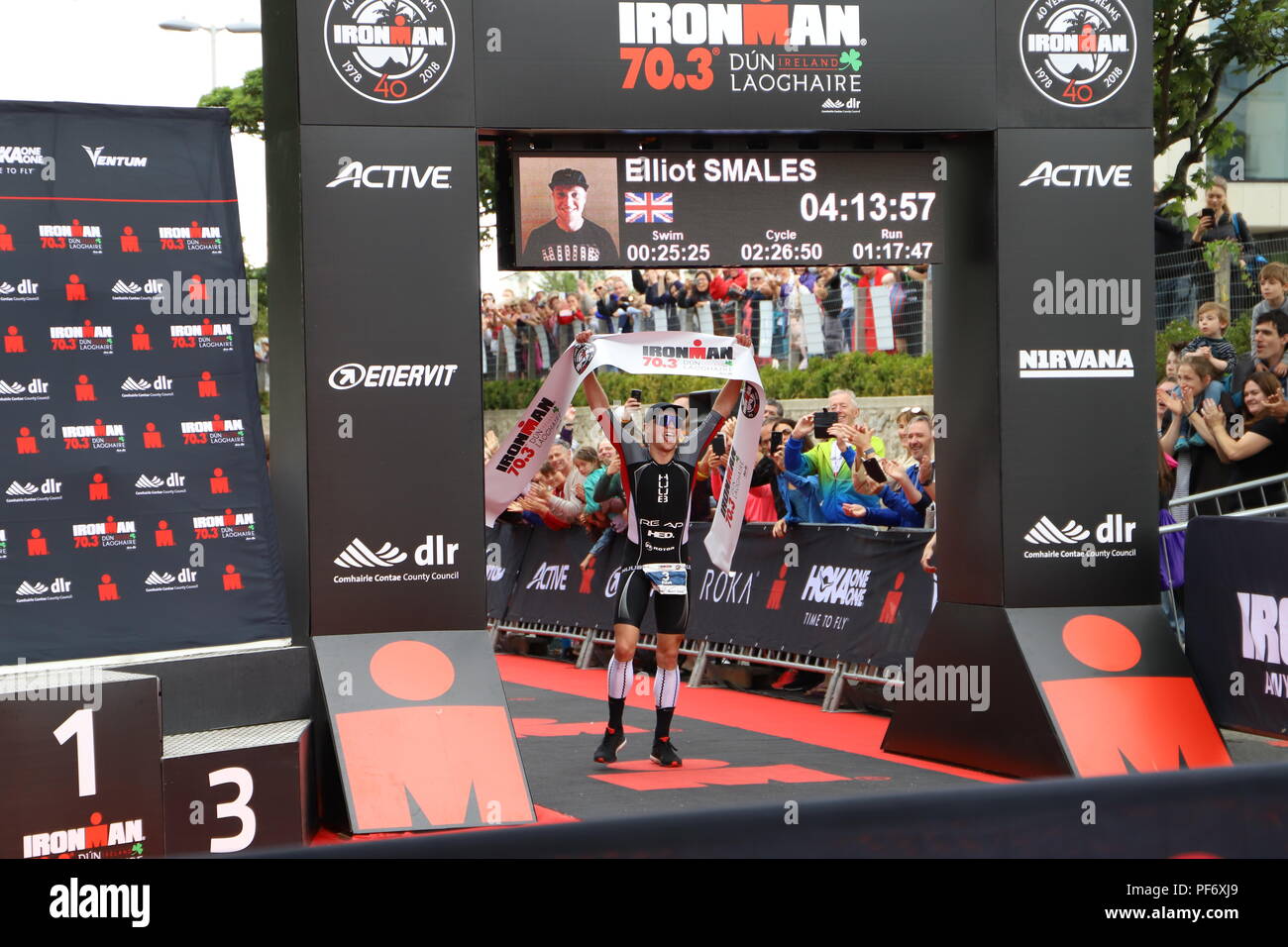 Dublino. 20 agosto 2018. Elliot Smales della Gran Bretagna festeggia al traguardo dopo vince uomini del titolo di un Ironman 70,3 contest a Dun Laoghaire, una cittadina balneare a Dublino, Irlanda, 19 Agosto, 2018. Ironman 70,3, un atletico contest costituito da nuoto, ciclismo ed a lunga distanza in esecuzione che coprono una distanza totale di 70,3 miglia o 113 km, e questo fu tenuto qui Domenica, attirando migliaia di partecipanti provenienti da casa e all'estero. Credito: Xinhua/Alamy Live News Foto Stock