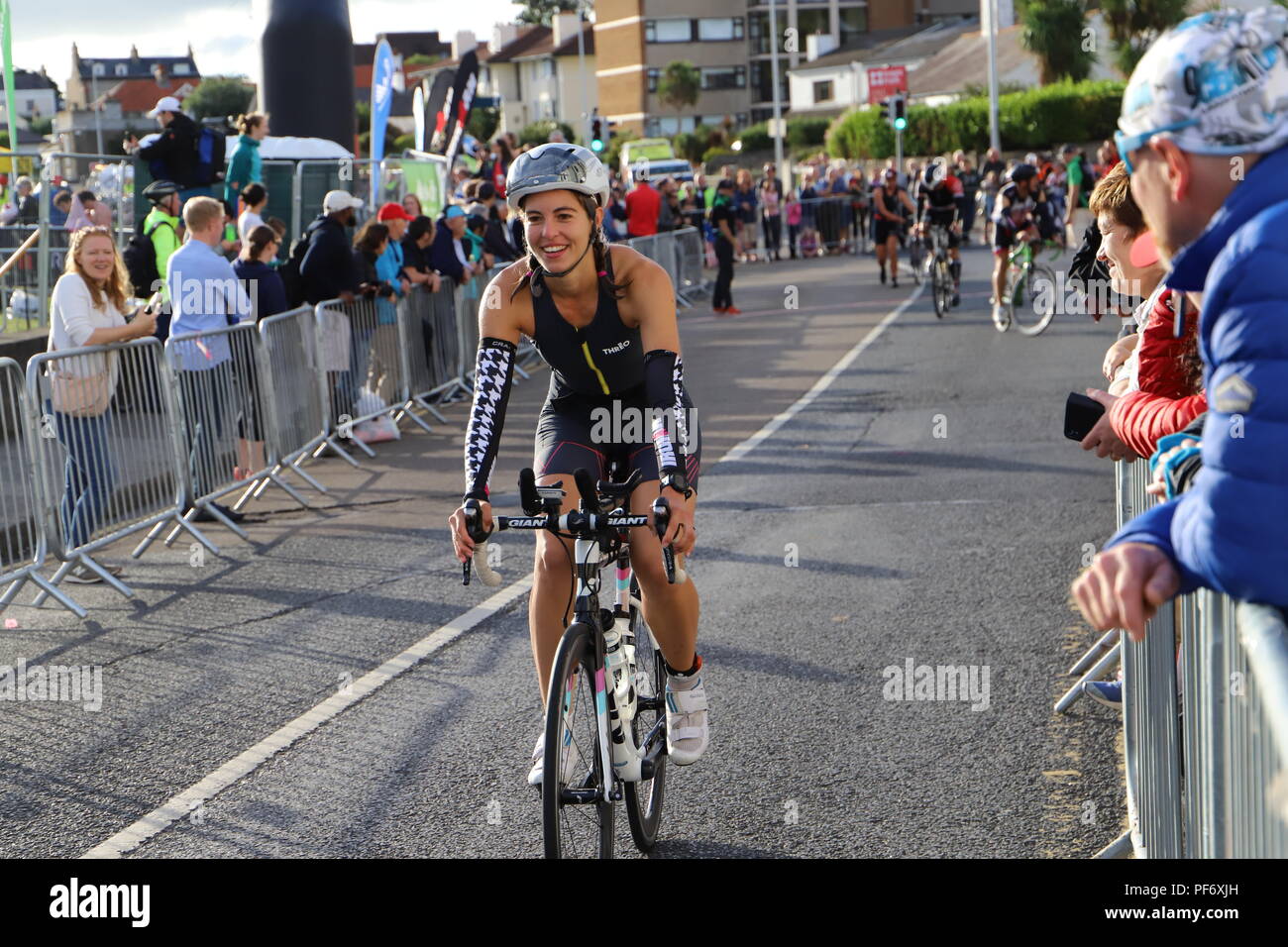 Dublino. 20 agosto 2018. Una femmina di partecipante compete nel ciclismo durante un Ironman 70,3 contest a Dun Laoghaire, una cittadina balneare a Dublino, Irlanda, 19 Agosto, 2018. Ironman 70,3, un atletico contest costituito da nuoto, ciclismo ed a lunga distanza in esecuzione che coprono una distanza totale di 70,3 miglia o 113 km, e questo fu tenuto qui Domenica, attirando migliaia di partecipanti provenienti da casa e all'estero. Credito: Xinhua/Alamy Live News Foto Stock