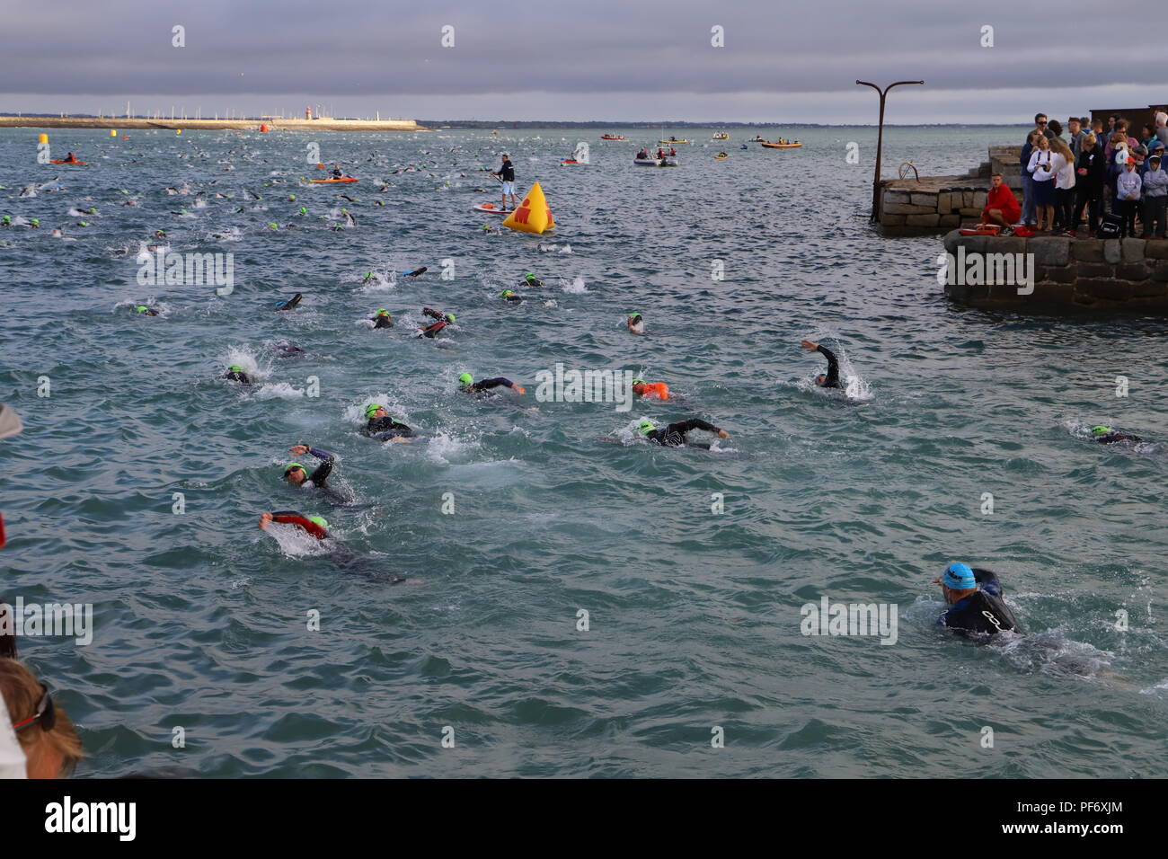 Dublino. 20 agosto 2018. I concorrenti sono visto nuotare nel mare durante un Ironman 70,3 contest a Dun Laoghaire, una cittadina balneare a Dublino, Irlanda, 19 Agosto, 2018. Ironman 70,3, un atletico contest costituito da nuoto, ciclismo ed a lunga distanza in esecuzione che coprono una distanza totale di 70,3 miglia o 113 km, e questo fu tenuto qui Domenica, attirando migliaia di partecipanti provenienti da casa e all'estero. Credito: Xinhua/Alamy Live News Foto Stock