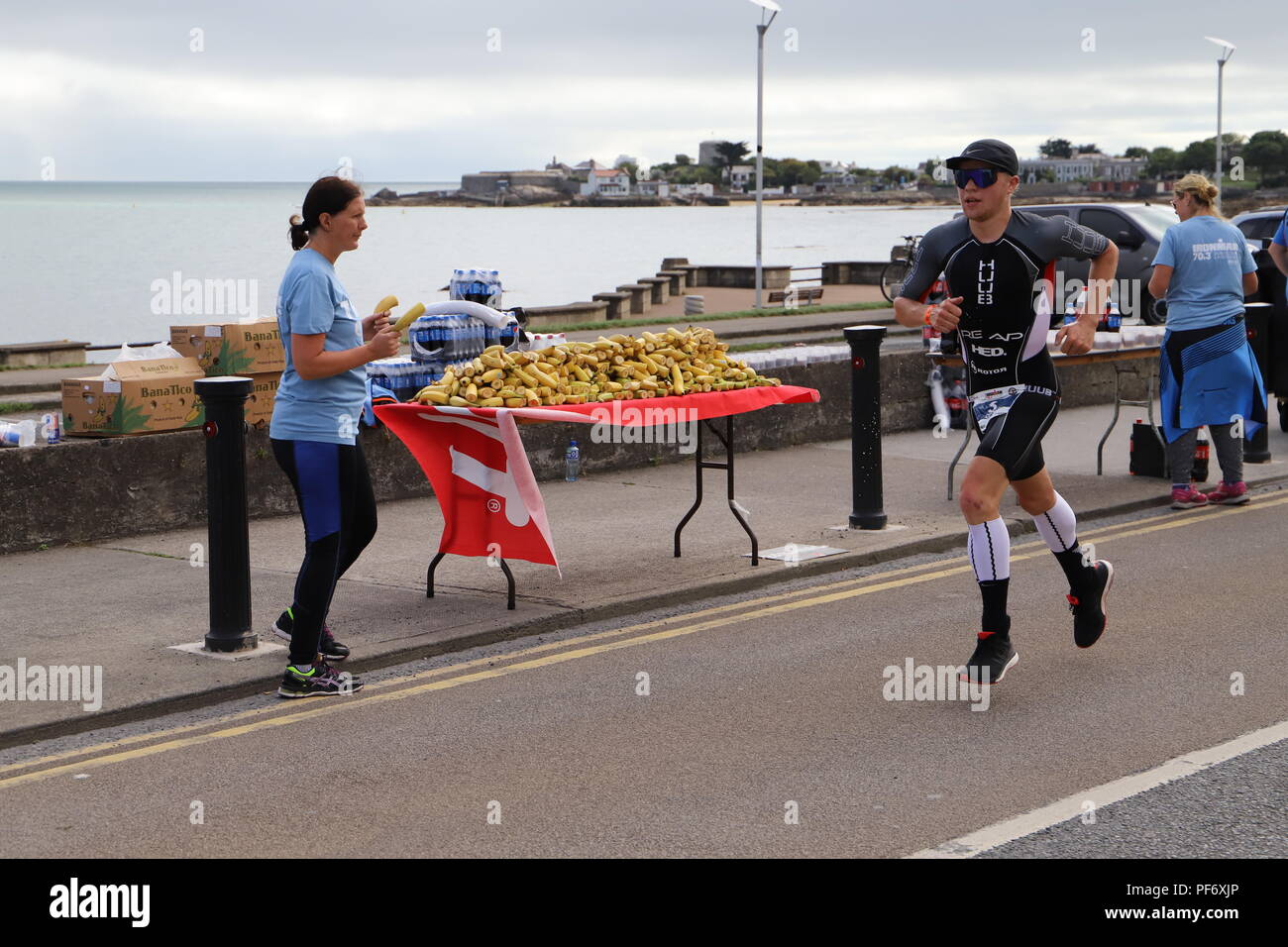 Dublino. 20 agosto 2018. Un concorrente viene eseguito durante un Ironman 70,3 contest a Dun Laoghaire, una cittadina balneare a Dublino, Irlanda, 19 Agosto, 2018. Ironman 70,3, un atletico contest costituito da nuoto, ciclismo ed a lunga distanza in esecuzione che coprono una distanza totale di 70,3 miglia o 113 km, e questo fu tenuto qui Domenica, attirando migliaia di partecipanti provenienti da casa e all'estero. Credito: Xinhua/Alamy Live News Foto Stock