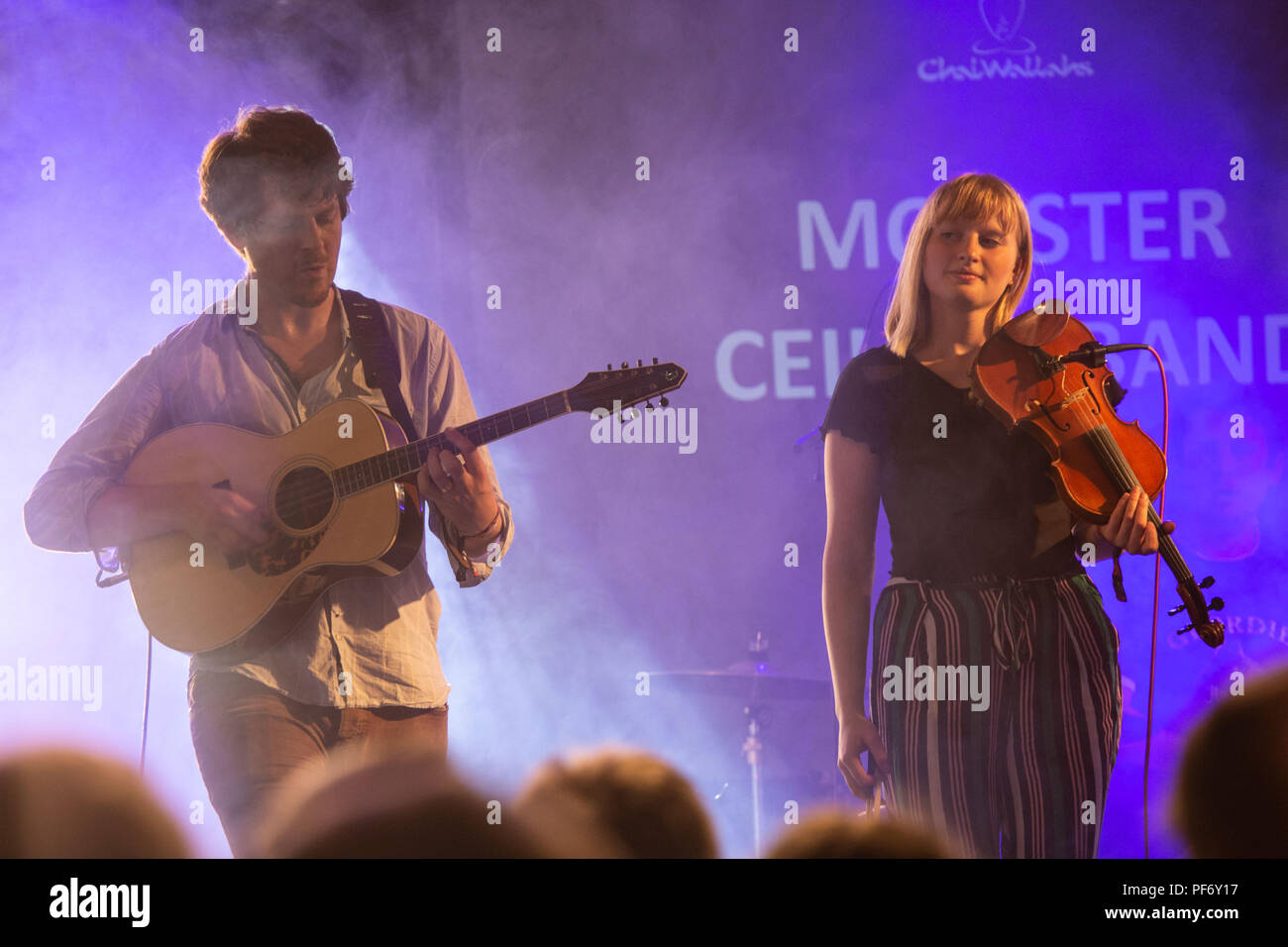 Glanusk Park, Brecon Galles, 19 agosto 2018. Giorno Tre del Green Man festival di musica nel Brecon Beacons Montagne in Galles. Nella foto: Techno folk gruppo Monster Ceilidh Band suonare il Chai Wallahs stadio. Credito: Rob Watkins/Alamy Live News Foto Stock