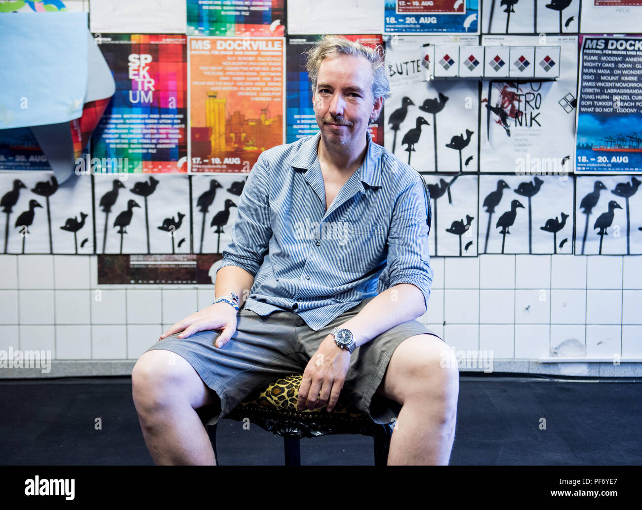 Amburgo, Germania. 19 Ago, 2018. Oliver (Olli Schulz, cantante e animatore, si trova nella parte anteriore del festival poster durante il Festival Dockville. Credito: Daniel Bockwoldt/dpa/Alamy Live News Foto Stock