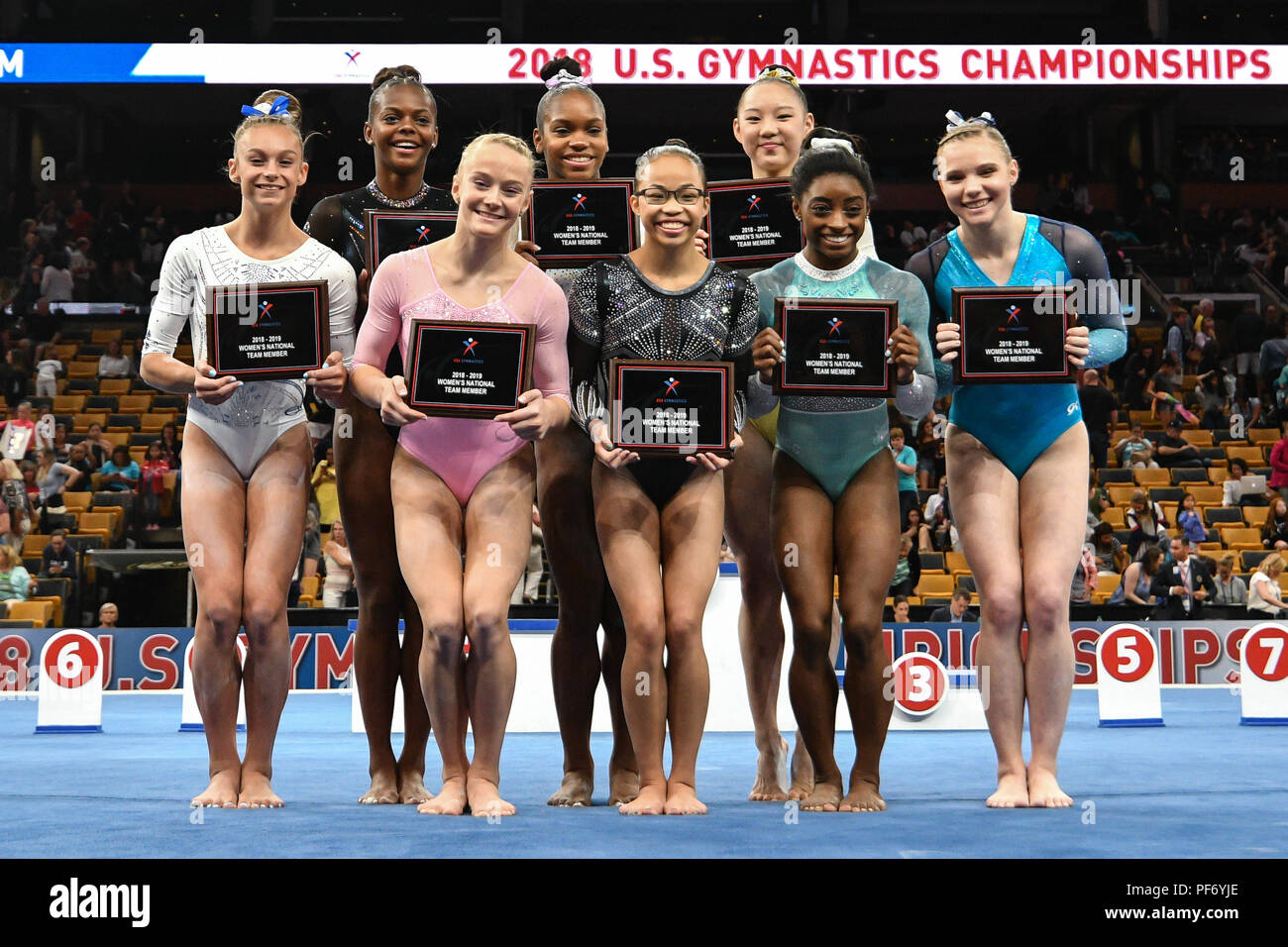 Boston, Massachussetts, STATI UNITI D'AMERICA. 19 Ago, 2018. Da sinistra a destra, grazia MCCALLUM, Trinità THOMAS, RILEY MCCUSKER, SHILESE JONES, MORGAN HURD, KARA EAKER, SIMONE BILES, e JADE CAREY sono stati tutti nominati per la US National Team di ginnastica in seguito al concorso tenutosi a TD Garden di Boston, Massachusetts. Credito: Amy Sanderson/ZUMA filo/Alamy Live News Foto Stock