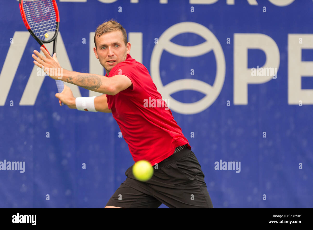 West Vancouver, Canada. Il 19 agosto 2018. Daniel Evans di Gran Bretagna (mostrato qui) vince il Challenger ATP Tour Mens Singles finale, contro Jason Kubler dell Australia. Odlum VanOpen marrone. Hollyburn Country Club. © Gerry Rousseau/Alamy Live News Foto Stock