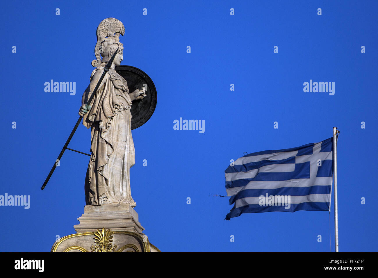 Atene, Grecia. Il 29 giugno, 2018. Una statua di Atena, dea greca della sapienza, della strategia e della battaglia, sorge accanto alla bandiera greca. Per il momento, l'ultimo programma di aiuti per Atene termina questo lunedì. Dal 2010, i partner UE e il Fondo monetario internazionale aveva salvato più indebitati euro paese dal fallimento di ridurre il prezzo dei prestiti. In ritorno, Atene dovuto spingere attraverso riforme difficili, tagli sociali e aumenti fiscali e di impegnarsi per il loro mantenimento. Credito: Angelos Tzortzinis/dpa/Alamy Live News Foto Stock