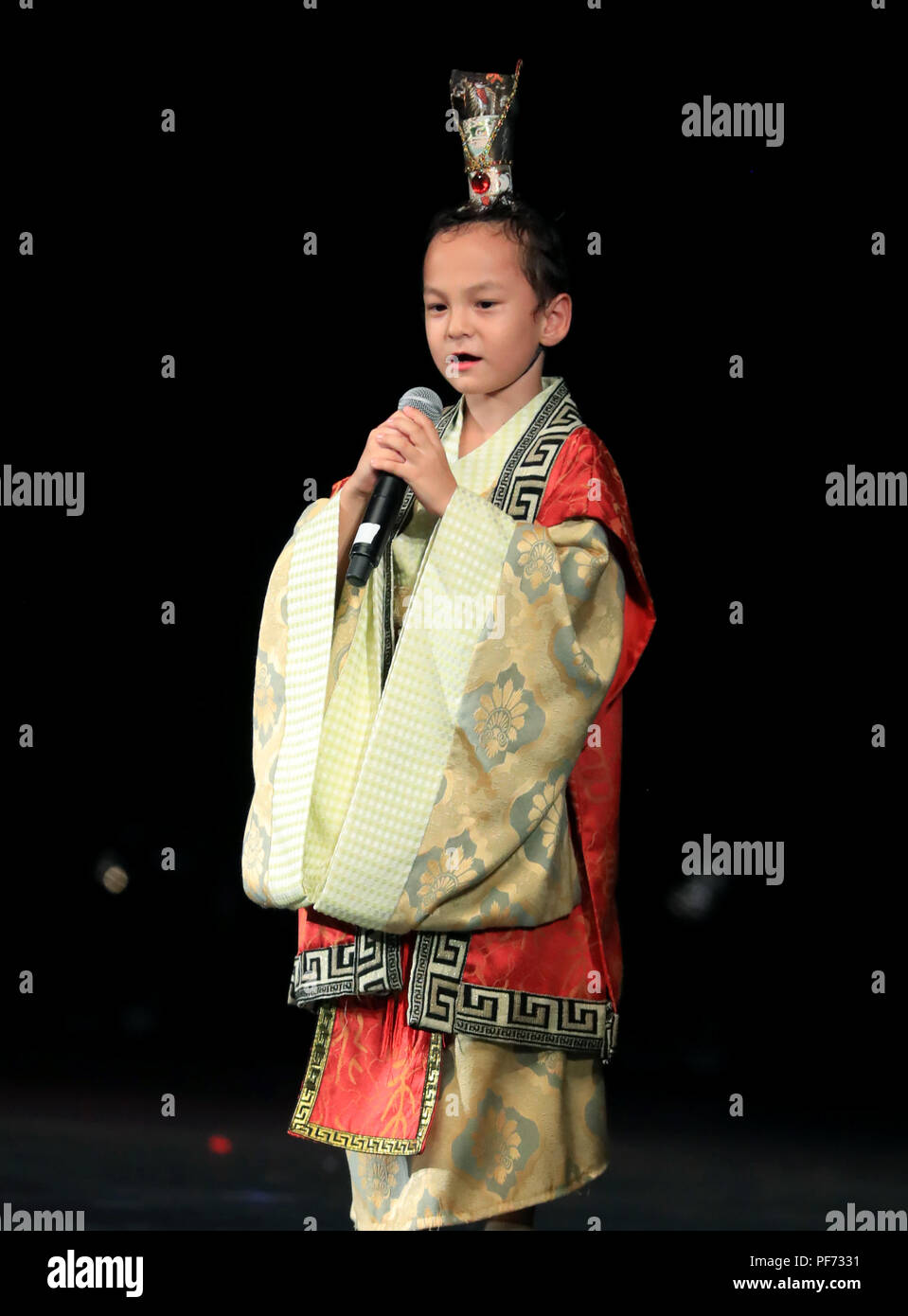 Los Angeles, Stati Uniti d'America. 19 Ago, 2018. Un ragazzo recita i tre caratteri Classic di Sanzijing, che è uno dei classici cinesi testi, durante 2018 Culturali Internazionali di Angelo Arts Festival & El Monte International Youth Festival Musicale di Los Angeles, Stati Uniti, 19 Agosto, 2018. Credito: Li Ying/Xinhua/Alamy Live News Foto Stock
