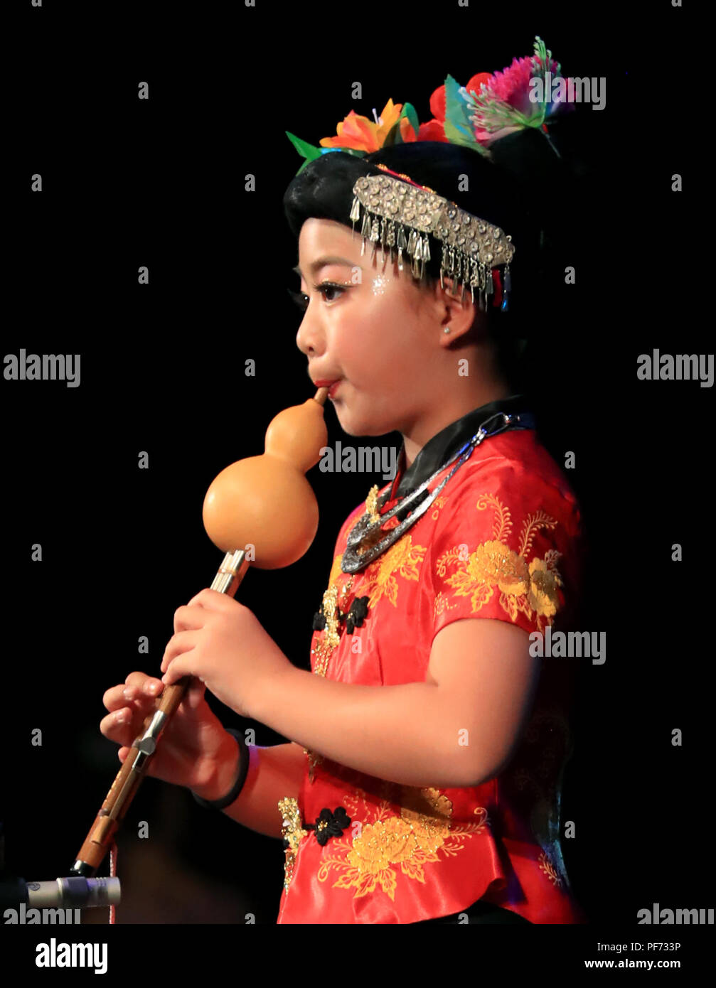 Los Angeles, Stati Uniti d'America. 19 Ago, 2018. Un giovane artista gioca cucurbit flauto durante 2018 Culturali Internazionali di Angelo Arts Festival & El Monte International Youth Festival Musicale di Los Angeles, Stati Uniti, 19 Agosto, 2018. Credito: Li Ying/Xinhua/Alamy Live News Foto Stock