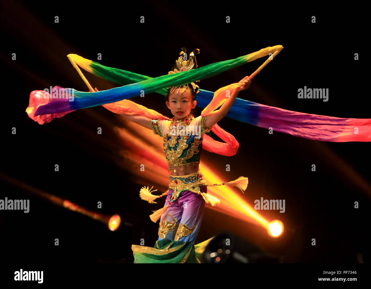 Los Angeles, Stati Uniti d'America. 19 Ago, 2018. Un giovane artista esegue Dunhuang ballare durante 2018 Culturali Internazionali di Angelo Arts Festival & El Monte International Youth Festival Musicale di Los Angeles, Stati Uniti, 19 Agosto, 2018. Credito: Li Ying/Xinhua/Alamy Live News Foto Stock