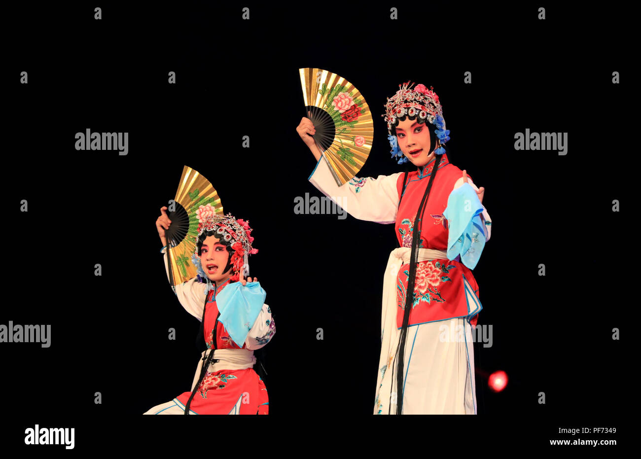 Los Angeles, Stati Uniti d'America. 19 Ago, 2018. Due giovani artisti eseguono Opera di Pechino durante 2018 Culturali Internazionali di Angelo Arts Festival & El Monte International Youth Festival Musicale di Los Angeles, Stati Uniti, 19 Agosto, 2018. Credito: Li Ying/Xinhua/Alamy Live News Foto Stock