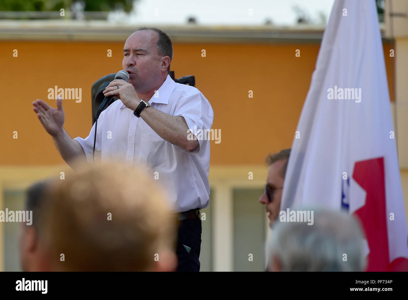 Incontro di estrema destra Partito dei Lavoratori della Giustizia Sociale (DSSS), che è di trattare le questioni di violenza e razzismo, avviene in Dubi, Repubblica Ceca, il 18 agosto 2018. La polizia ha arrestato sei persone per sospetto di aggressione nei confronti di un giornalista in un rally. La polizia sta controllando un altro quattro persone sopra esprimono simpatie per un movimento che vuole sopprimere i diritti umani e la libertà. Il rally ha reagito ad un recente incidente in cui un gruppo di Roma battere una gioventù Ceca presso la piscina locale che ha provocato tensioni etniche nella zona locale. Sulla foto parla Tomas Vandas, Presidente o Foto Stock