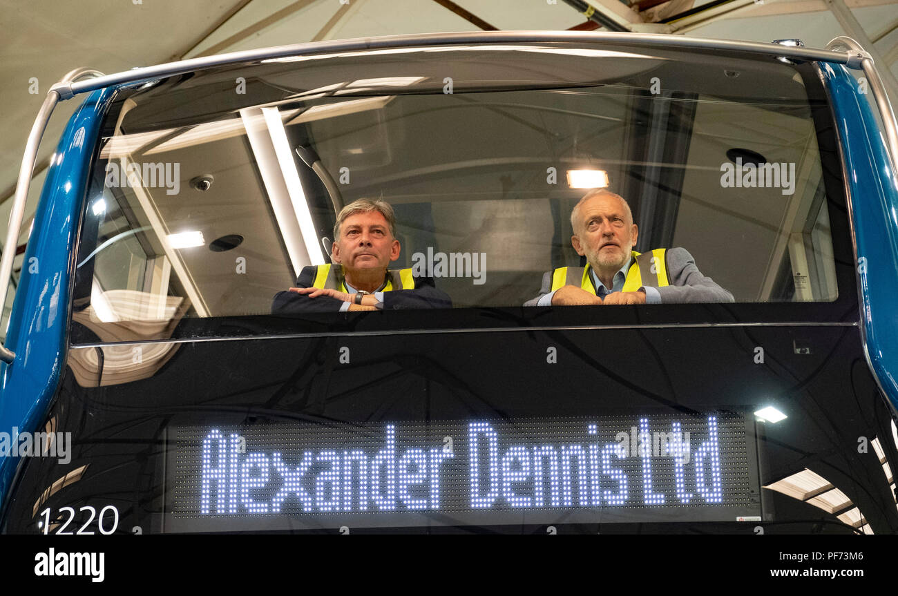 Falkirk, Scotland, Regno Unito; 20 Agosto, 2018. Leader laburista Jeremy Corbyn e scozzese leader laburista Richard Leonard visita Alexander Dennis i produttori di autobus a Falkirk come parte del lavoro di 'Build in Gran Bretagna' politica. Credito: Iain Masterton/Alamy Live News Foto Stock