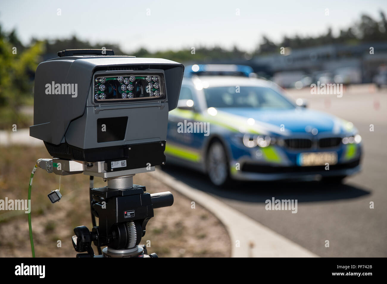 20 agosto 2018, Germania, Norimberga: un trasportabile automatizzato di riconoscimento targhe Sistema (AKE) sorge nella parte anteriore di una macchina della polizia. Ogni mese la registrazione automatica delle targhe di veicoli come parte delle ricerche conduce a circa 850 missioni di polizia. Foto: Daniel Karmann/dpa Foto Stock