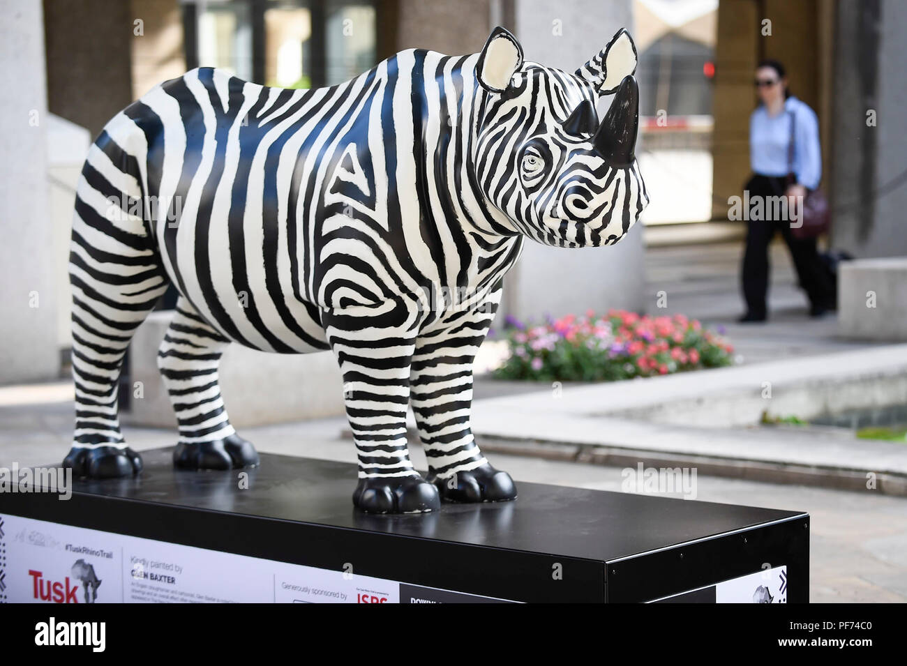 Londra, Regno Unito. Il 20 agosto 2018. "Freddie', un rhino dipinta da Glen Baxter, fuori Guildhall. A 75cm di altezza e peso di 300 kg, ogni rhino è stata appositamente impreziosito da un artista rinomata a livello internazionale. 21 i rinoceronti sono in posizione in corrispondenza di una posizione popolare nel centro di Londra, formando il brosmio Rhino Trail, fino al mondo Rhino Day il 22 settembre per aumentare la consapevolezza della grave minaccia del bracconaggio per la specie " la sopravvivenza. Essi dovranno quindi essere messo all'asta da Christie's il 9 ottobre per raccogliere fondi per il brosmio conservazione animale la carità. Credito: Stephen Chung / Alamy Live News Foto Stock