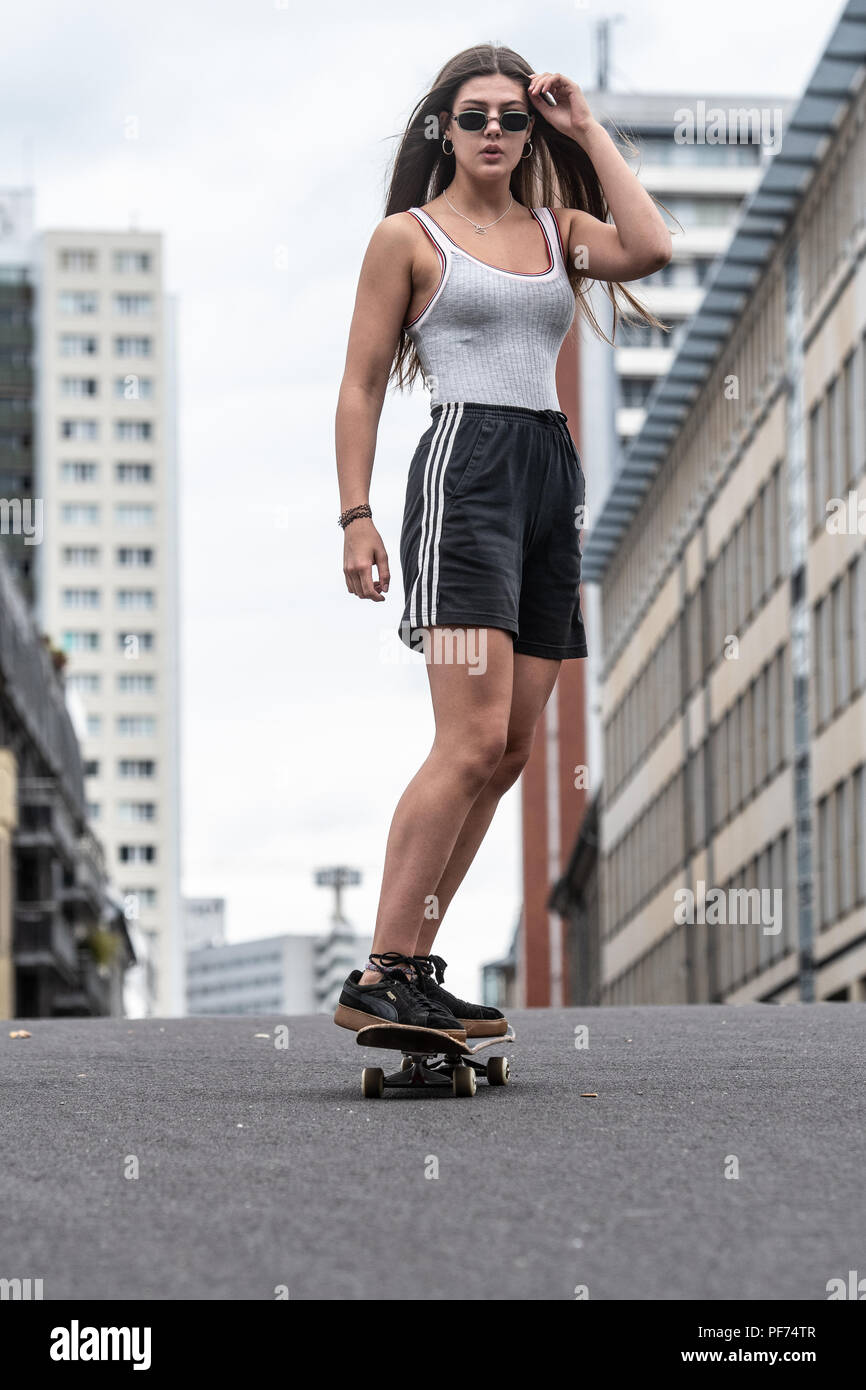 Berlino, Germania. 20 agosto 2018. Maria corse il suo skateboard su Friedrichsbrücke durante un servizio fotografico. Credito: Paolo Zinken/dpa/Alamy Live News Foto Stock