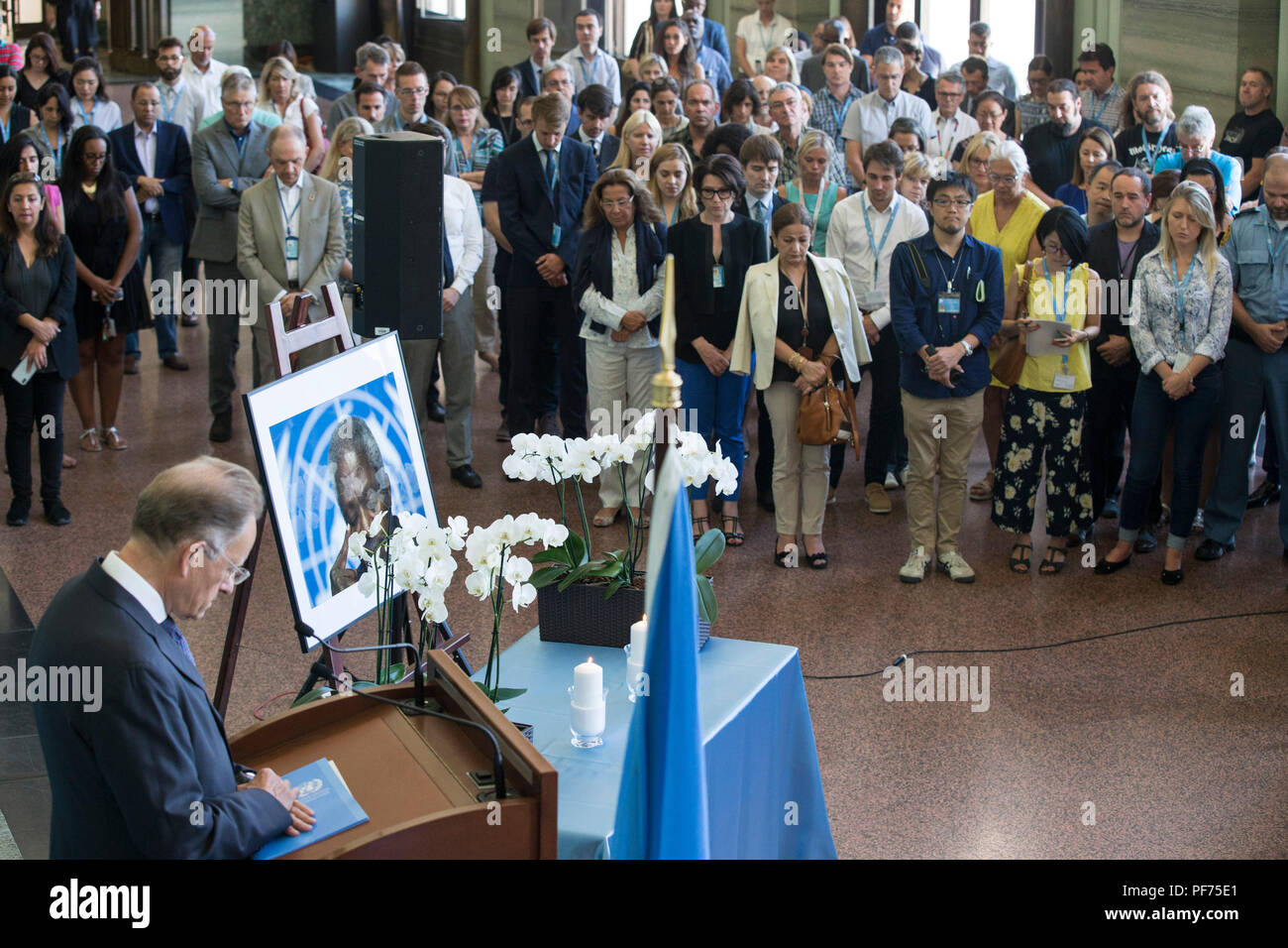 Ginevra, Svizzera. 20 agosto 2018. Le persone che frequentano una cerimonia commemorativa per rendere omaggio agli ex Segretario Generale dell ONU Kofi Annan, al Palais des Nations a Ginevra, Svizzera, 20 Agosto, 2018. L'ex segretario generale dell ONU Kofi Annan è morto sabato all'età di 80. Credito: Xu Jinquan/Xinhua/Alamy Live News Foto Stock