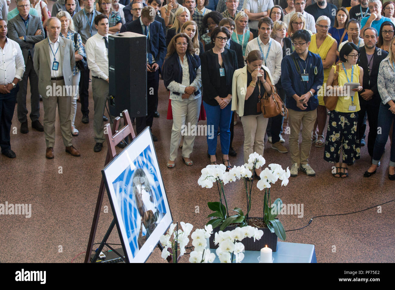 Ginevra, Svizzera. 20 agosto 2018. Le persone che frequentano una cerimonia commemorativa per rendere omaggio agli ex Segretario Generale dell ONU Kofi Annan, al Palais des Nations a Ginevra, Svizzera, 20 Agosto, 2018. L'ex segretario generale dell ONU Kofi Annan è morto sabato all'età di 80. Credito: Xu Jinquan/Xinhua/Alamy Live News Foto Stock
