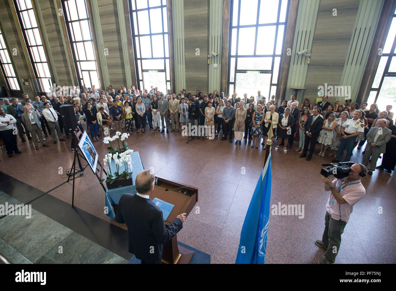 Ginevra, Svizzera. 20 agosto 2018. Le persone che frequentano una cerimonia commemorativa per rendere omaggio agli ex Segretario Generale dell ONU Kofi Annan, al Palais des Nations a Ginevra, Svizzera, 20 Agosto, 2018. L'ex segretario generale dell ONU Kofi Annan è morto sabato all'età di 80. Credito: Xu Jinquan/Xinhua/Alamy Live News Foto Stock