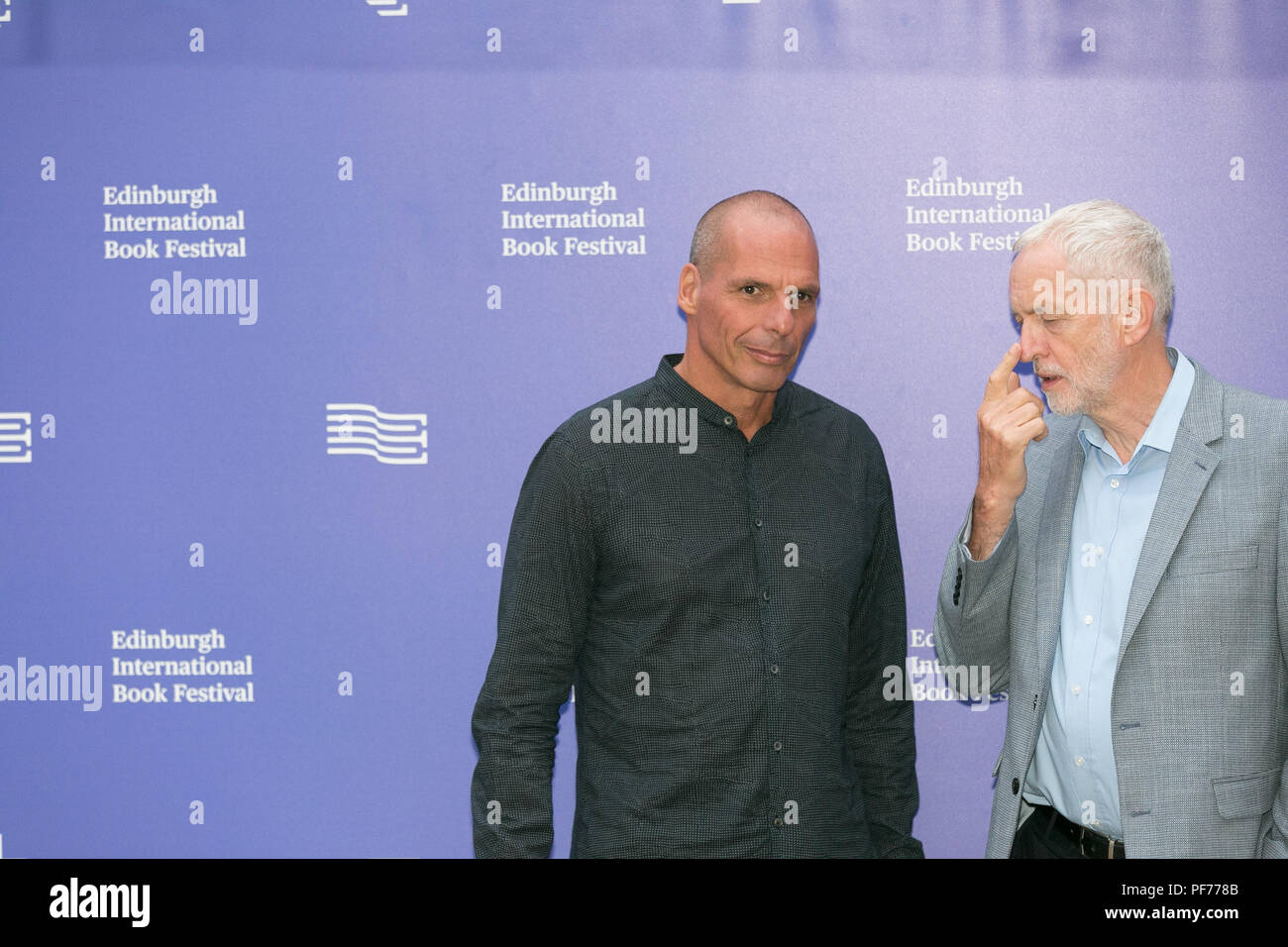 Edimburgo, Scozia, Regno Unito. 20 agosto 2018. Leader del partito laburista Jeremy Corbyn dibattiti con ex-il ministro greco delle finanze Yanis Varoufakis a Edinburgh Book Festival 2018. Credito: Brian Wilson/Alamy Live News Foto Stock